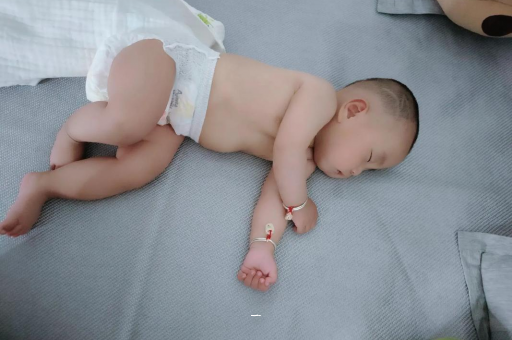 成都宝宝胳膊上起红疙瘩